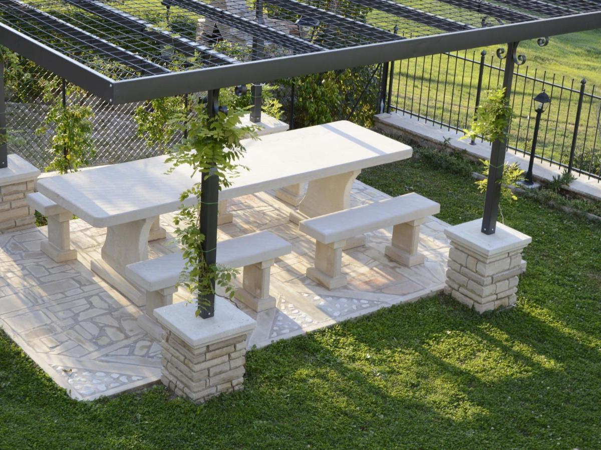 Belvilla By Oyo Graceful Apartment With Garden Petrella Guidi Exteriör bild